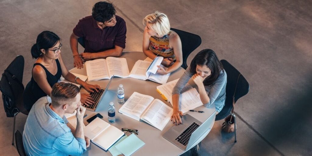 un grupo de estudiantes se pregunta si es buena idea tomar melena de león antes de acostarse