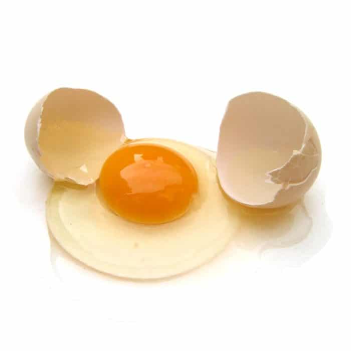 œuf cassé avec son jaune d'œuf