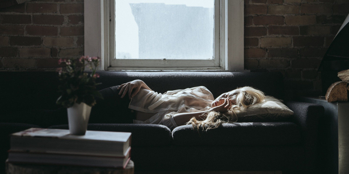 slapende vrouw op een sofa