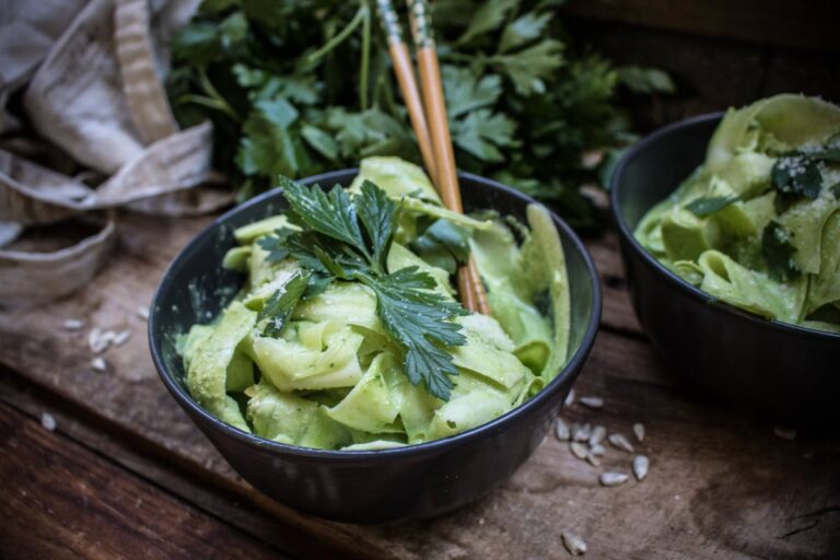 Zucchininudeln mit Petersilienpesto