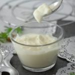 Κανονικό γιαούρτι σε ένα μικρό γυάλινο μπολ